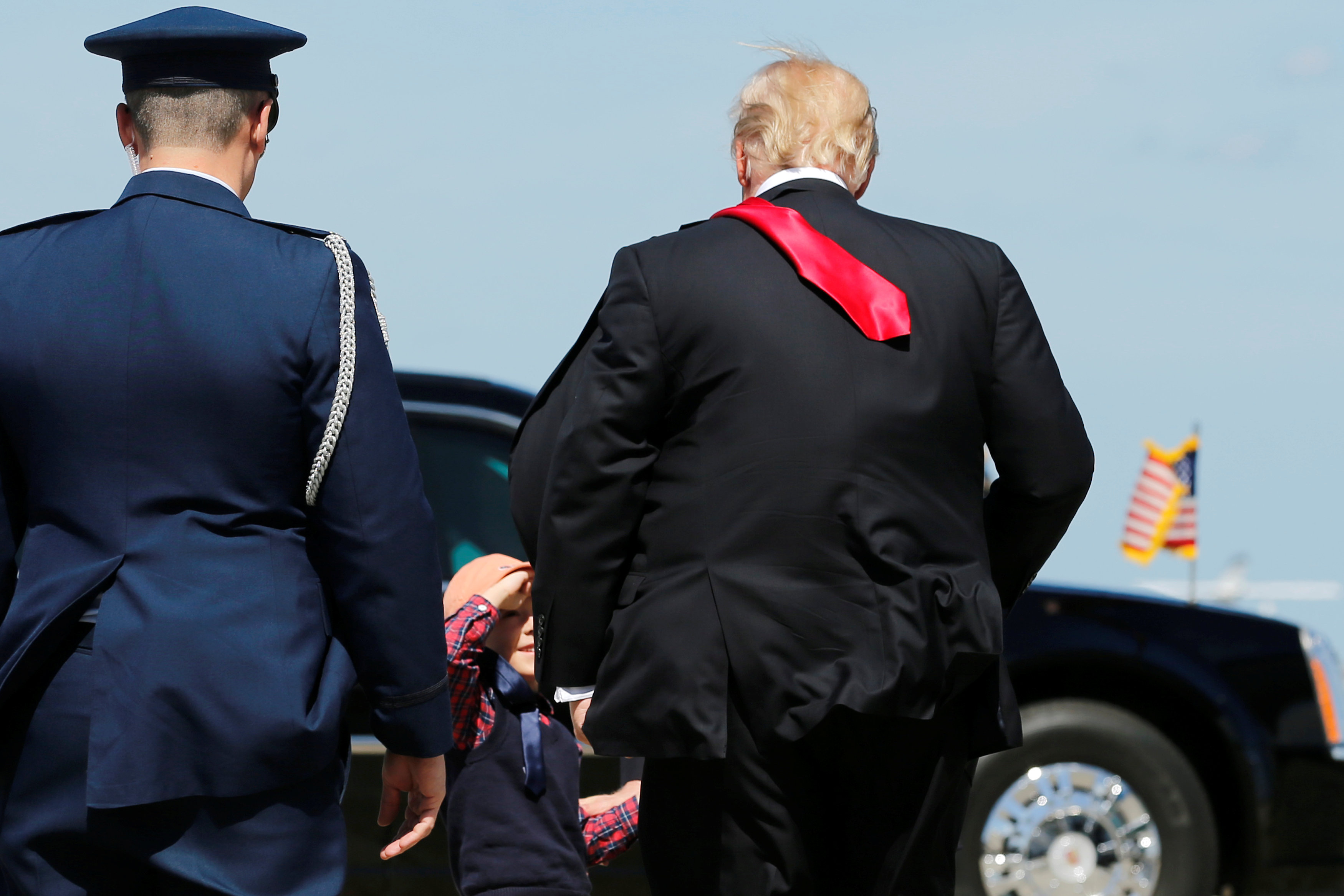 ترامب يصل إلى  طائرته فى مطار أورلاندو الدولي بأورلاندو
