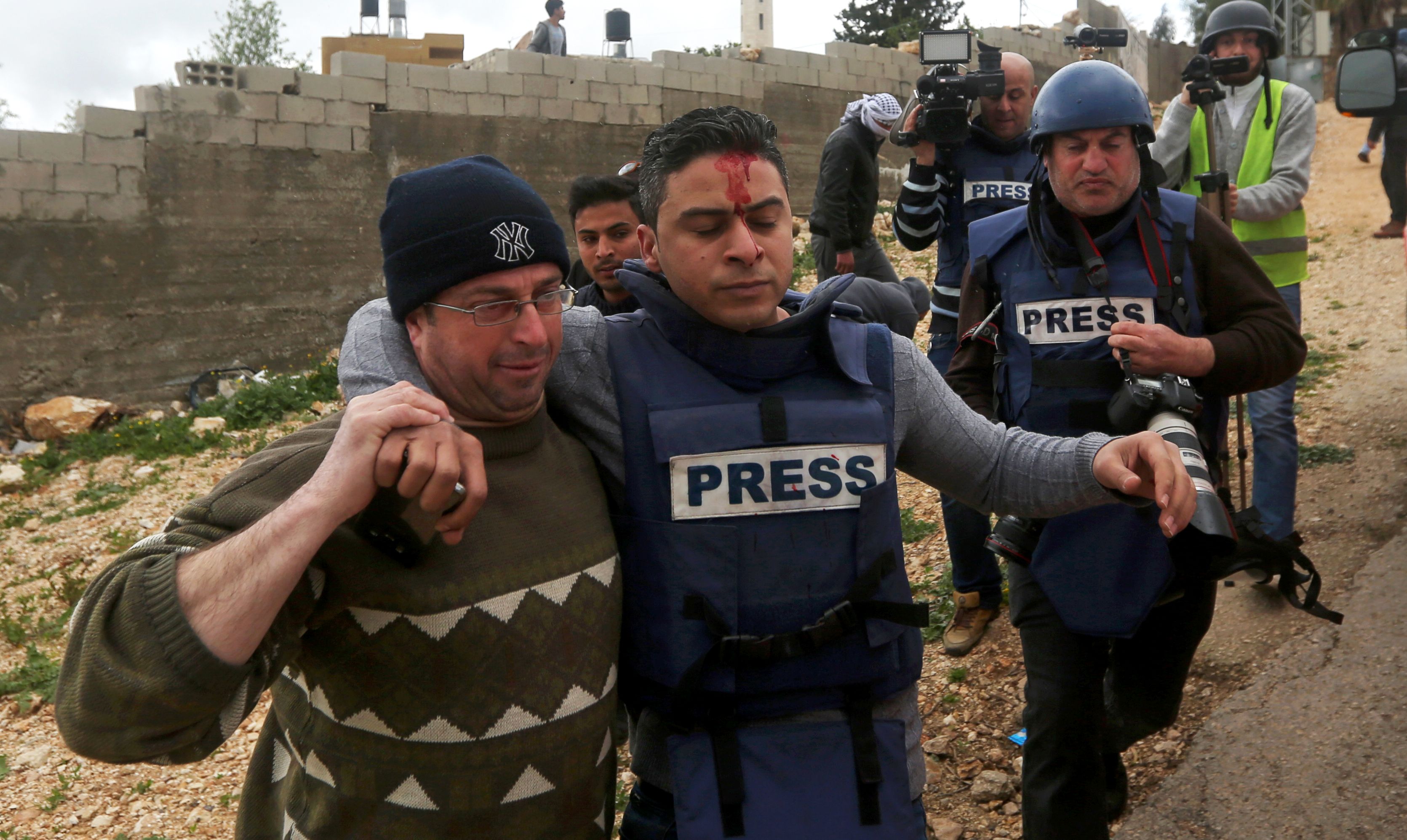 إصابة مراسل التلفزيون الفلسطينى ونقله  بعيدا عن الاشتباكات