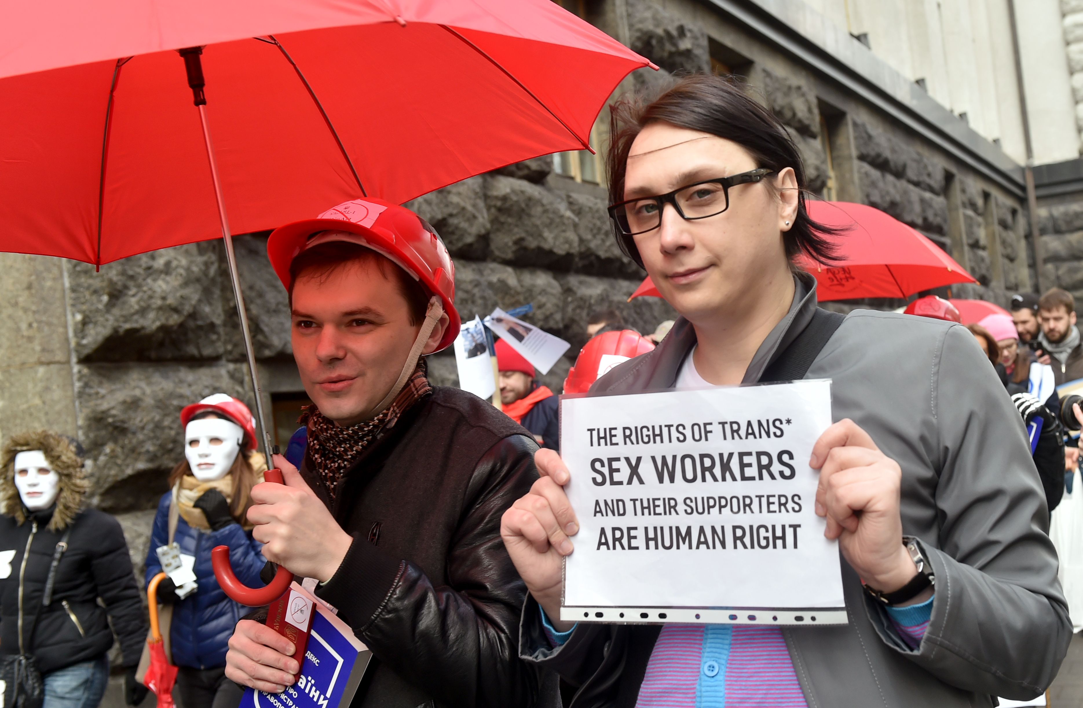 شخص يحمل لافتة خلال مسيرة العاملين في مجال الجنس بكييف