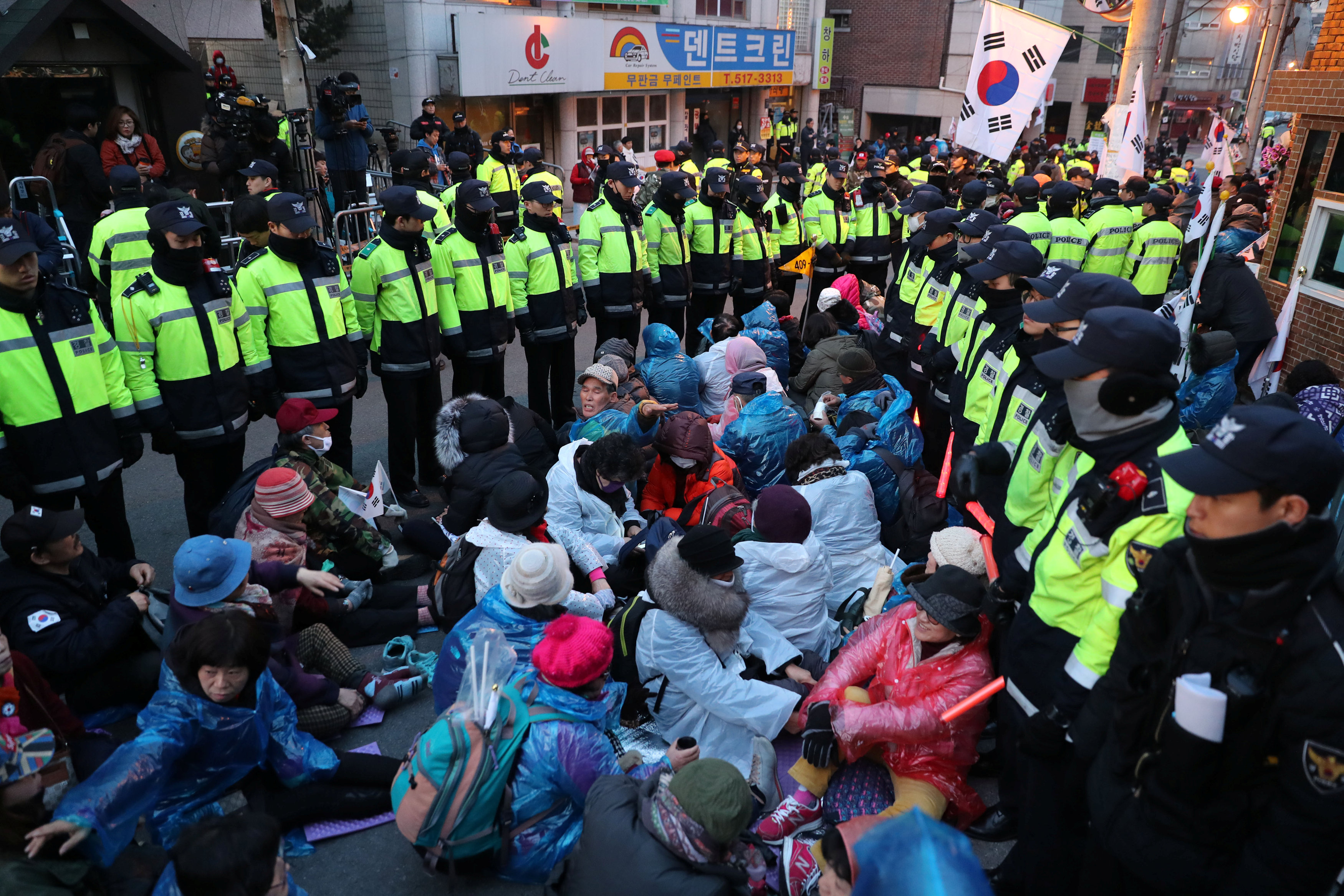 مظاهرات احتجاجية أمام منزل رئيسة كوريا احتجاجا على محاكمتها