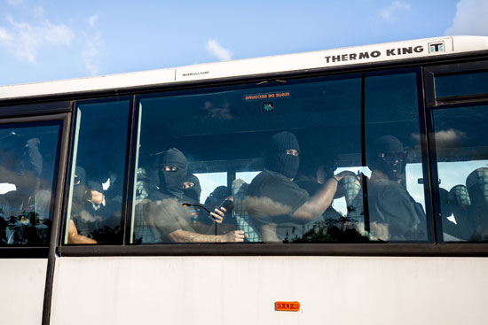 حافلة تحمل عدد من الملثمين المشاركين فى اقليم جيانا