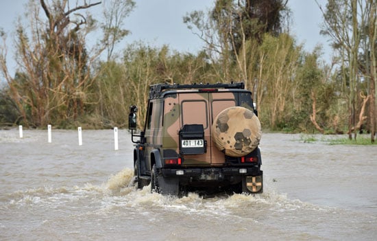 سيارة تخوض وسط المياه الكثيفة فى استراليا