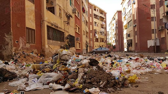  تلال القمامة تحيط العمارات السكنية