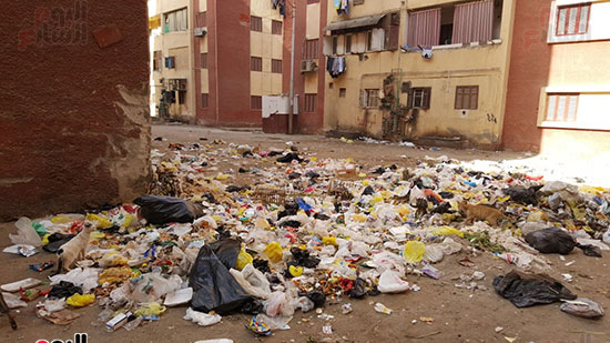القمامة تمنع السكان من فتح الشبابيك