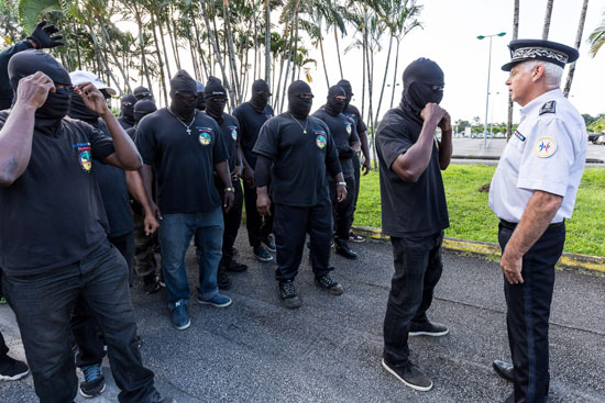 عدد من المشاركين فى الإضراب العام بإقليم جيانا يتصدون لقوات الأمن الفرنسية