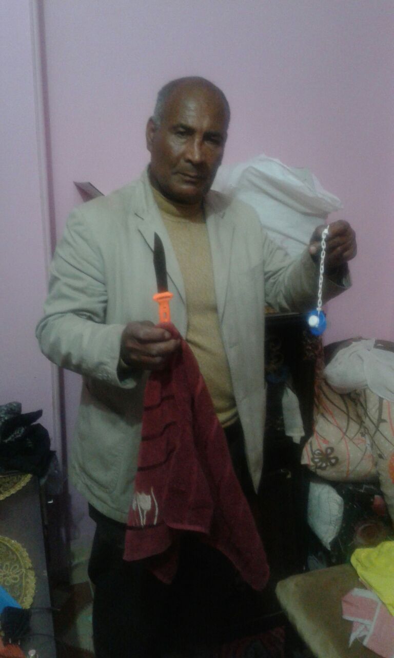 الادوات التى تم تعذيب الطفل بها