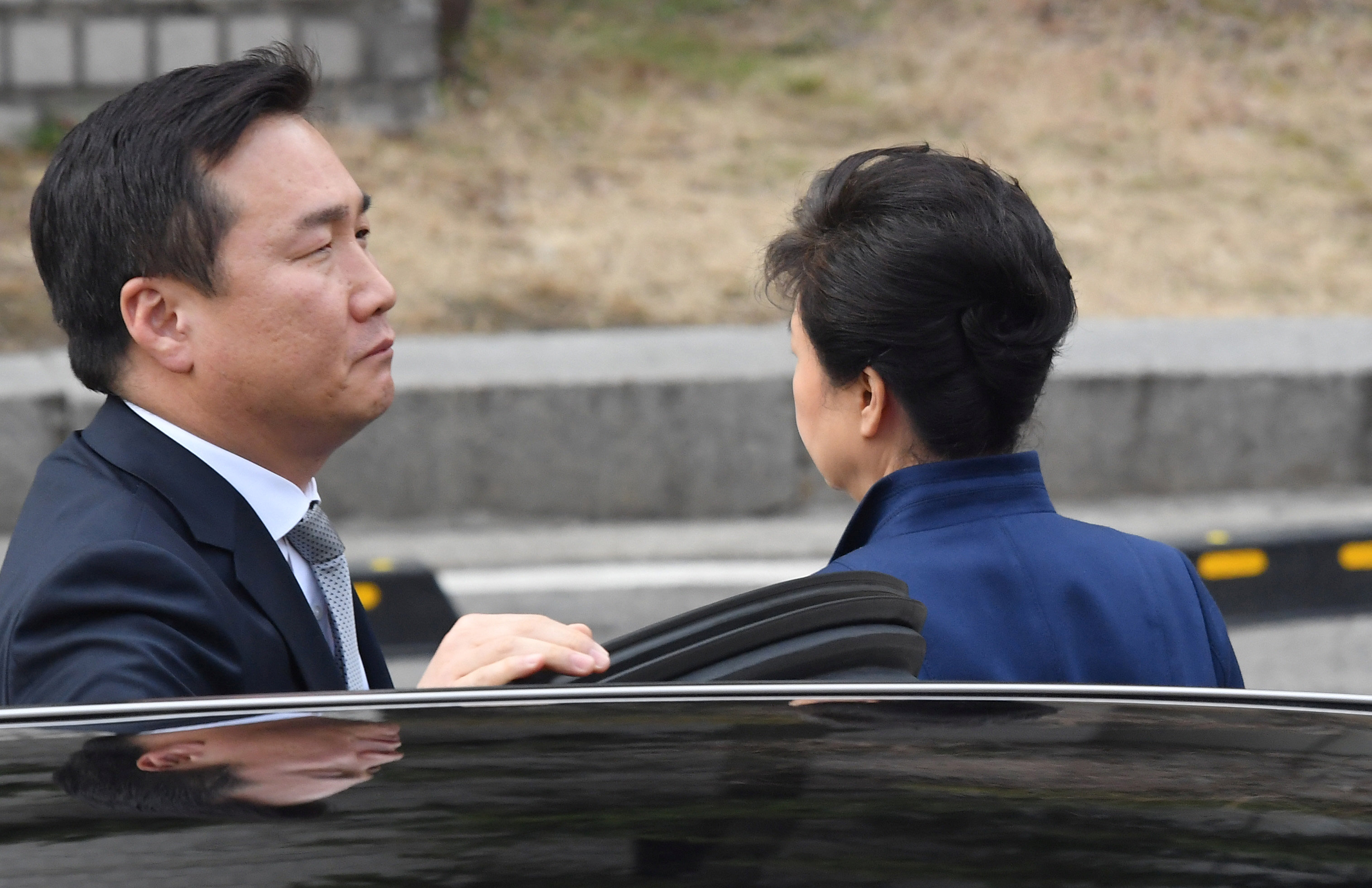 لحظة وصول رئيسة كوريا الجنوبية السابقة إلى المحكمة