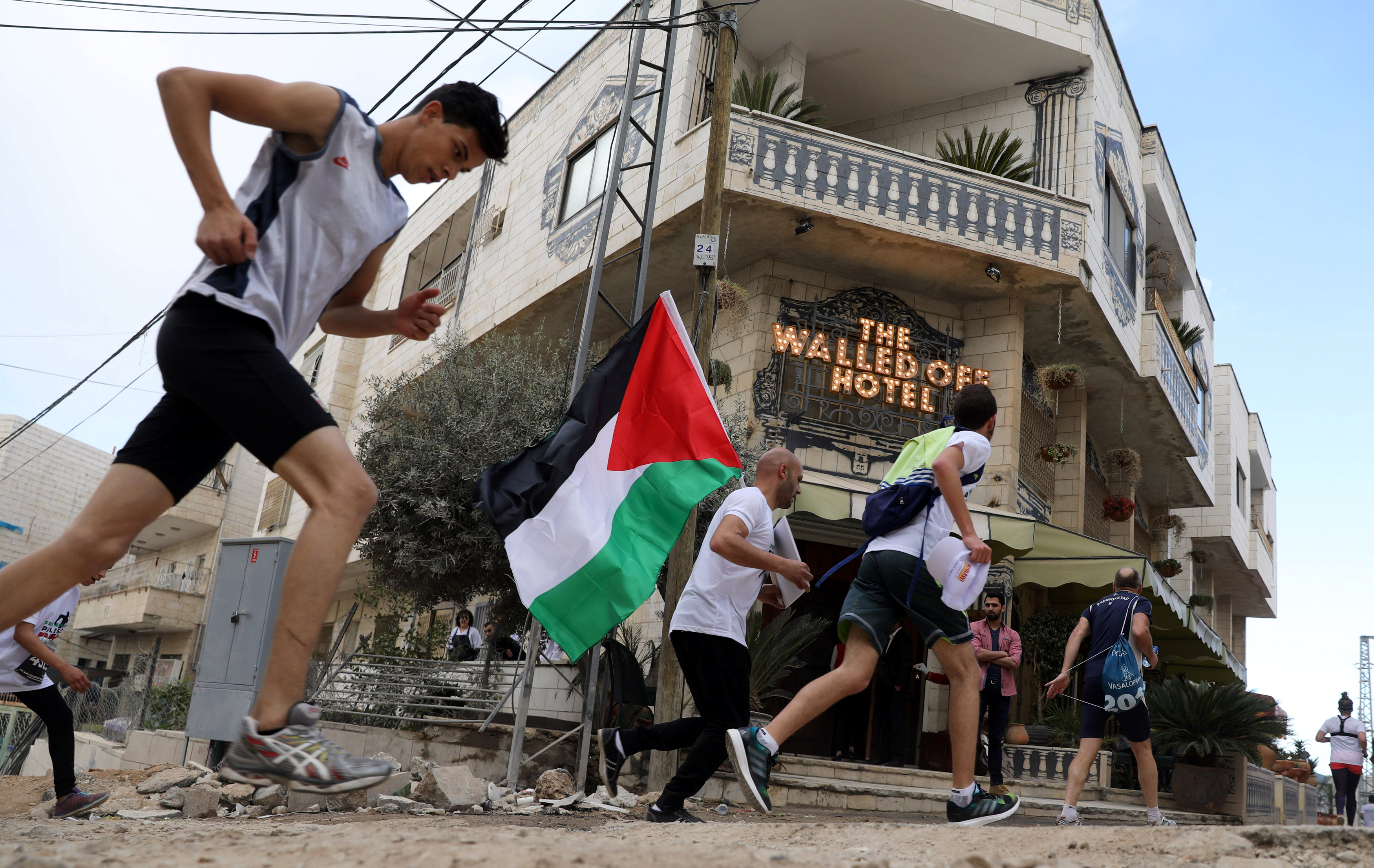 علم فلسطين يرفرف خلال الماراثون وسط الشباب