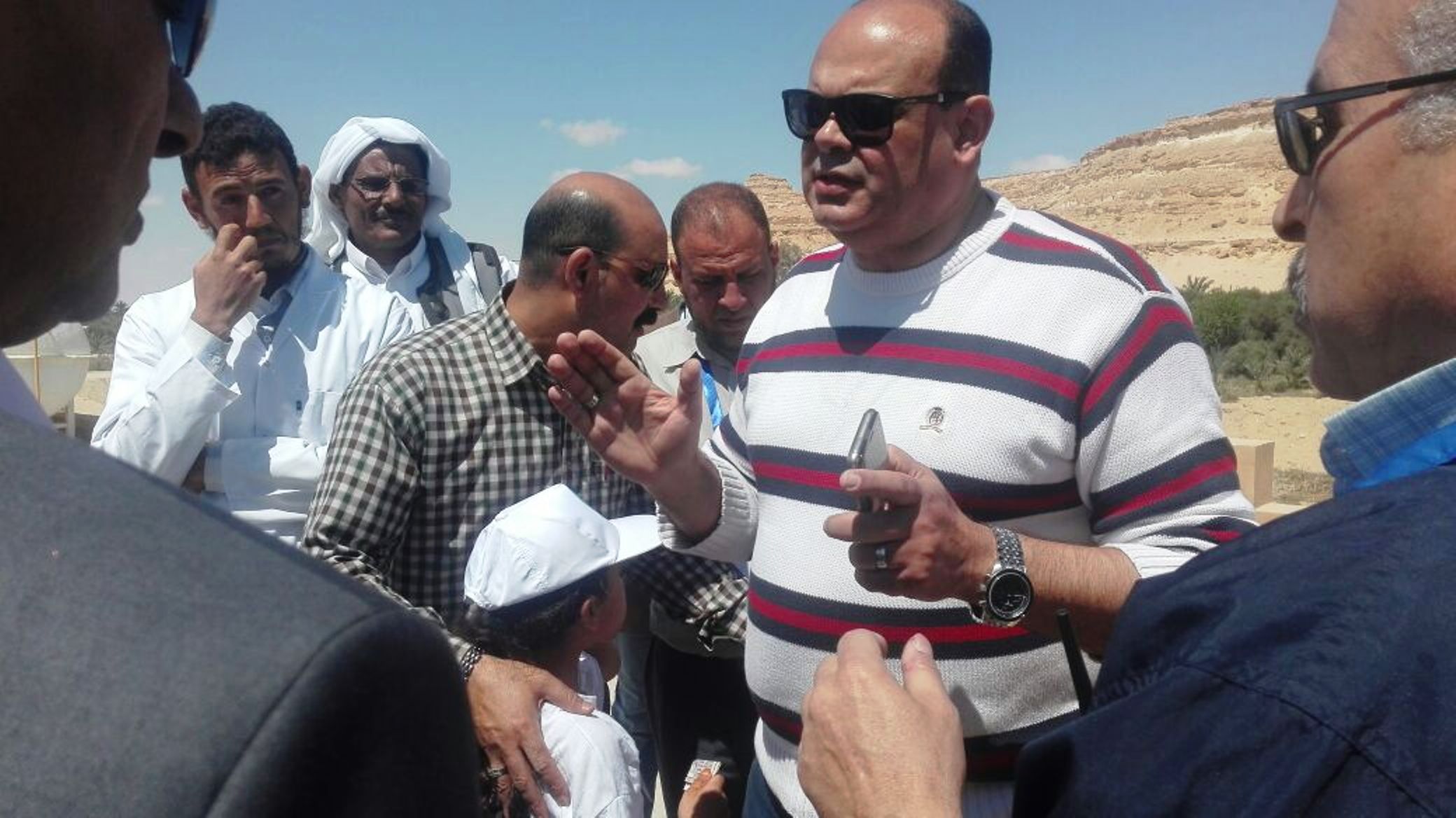             اللواء علاء ابو زيد يصرف مكافأة للعاملين بمحطة مياه سيوة