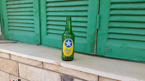 احدى زجاجات الخمر الضبوطة