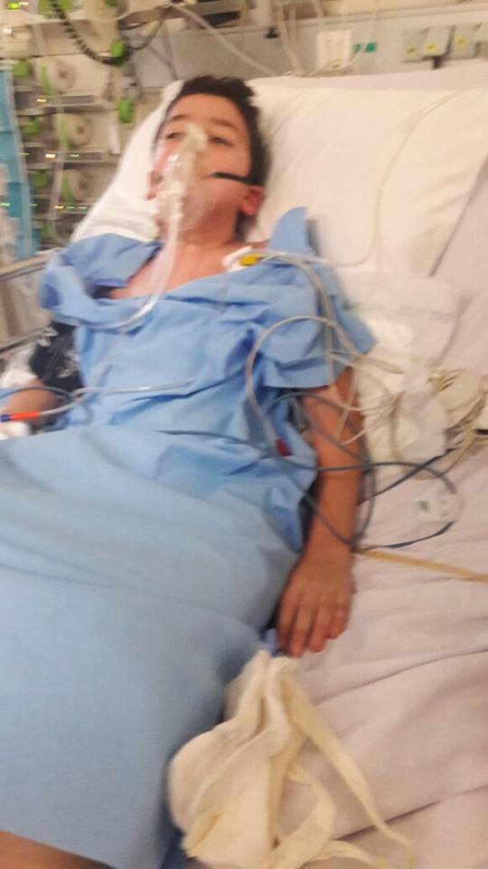 محمود محاصر بين الأجهزة الصناعية فى المستشفى