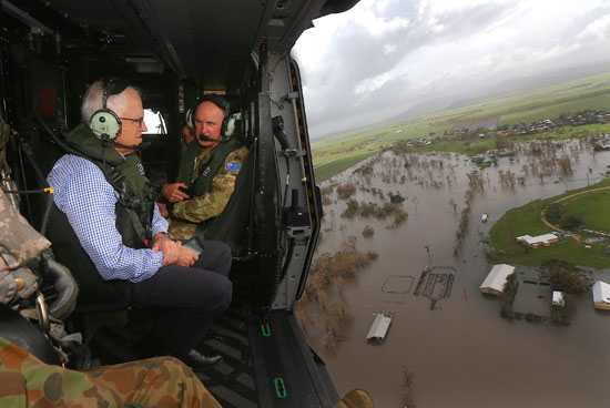 أحد المسئولين يتابع حجم المياه التى تسببت فيها السيول بأستراليا