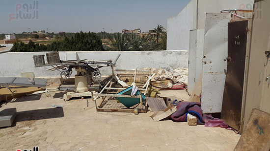 مخلفات واثاث ملقى فوق السطح