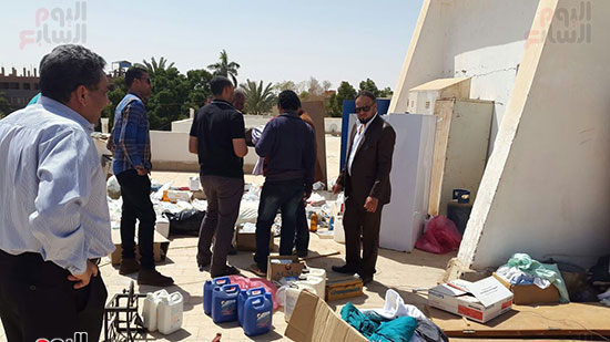 فريق التتفيش مع مدير المستشفى فوق السطح