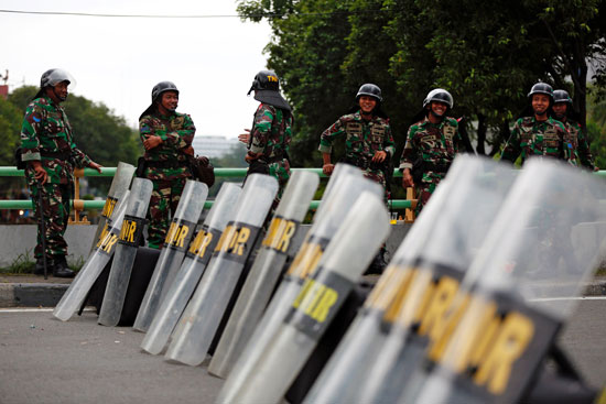 انتشار-قوات-الأمن-الإندونيسيا