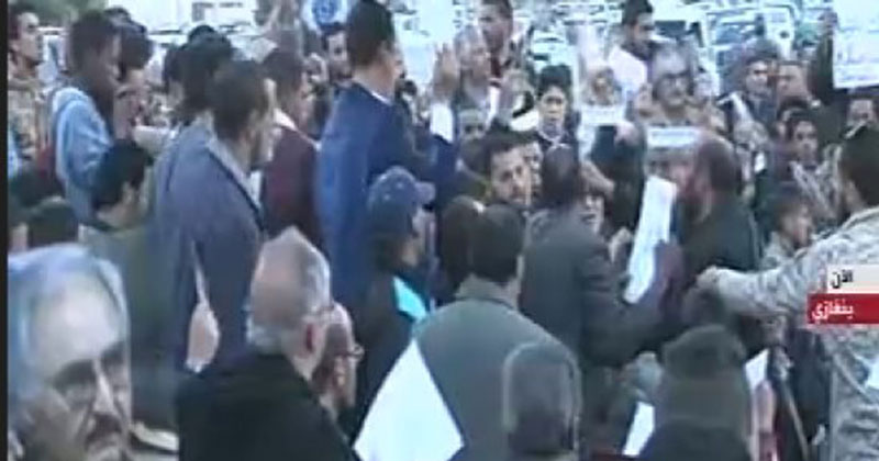 متظاهرو بنغازى يطالبون رئيس البرلمان بتفويض حفتر رئيسًا لليبيا