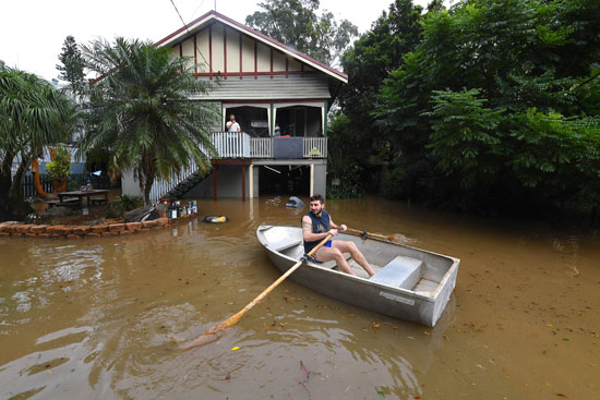 شخص يستخدم قاربًا للتنقل بين المنازل