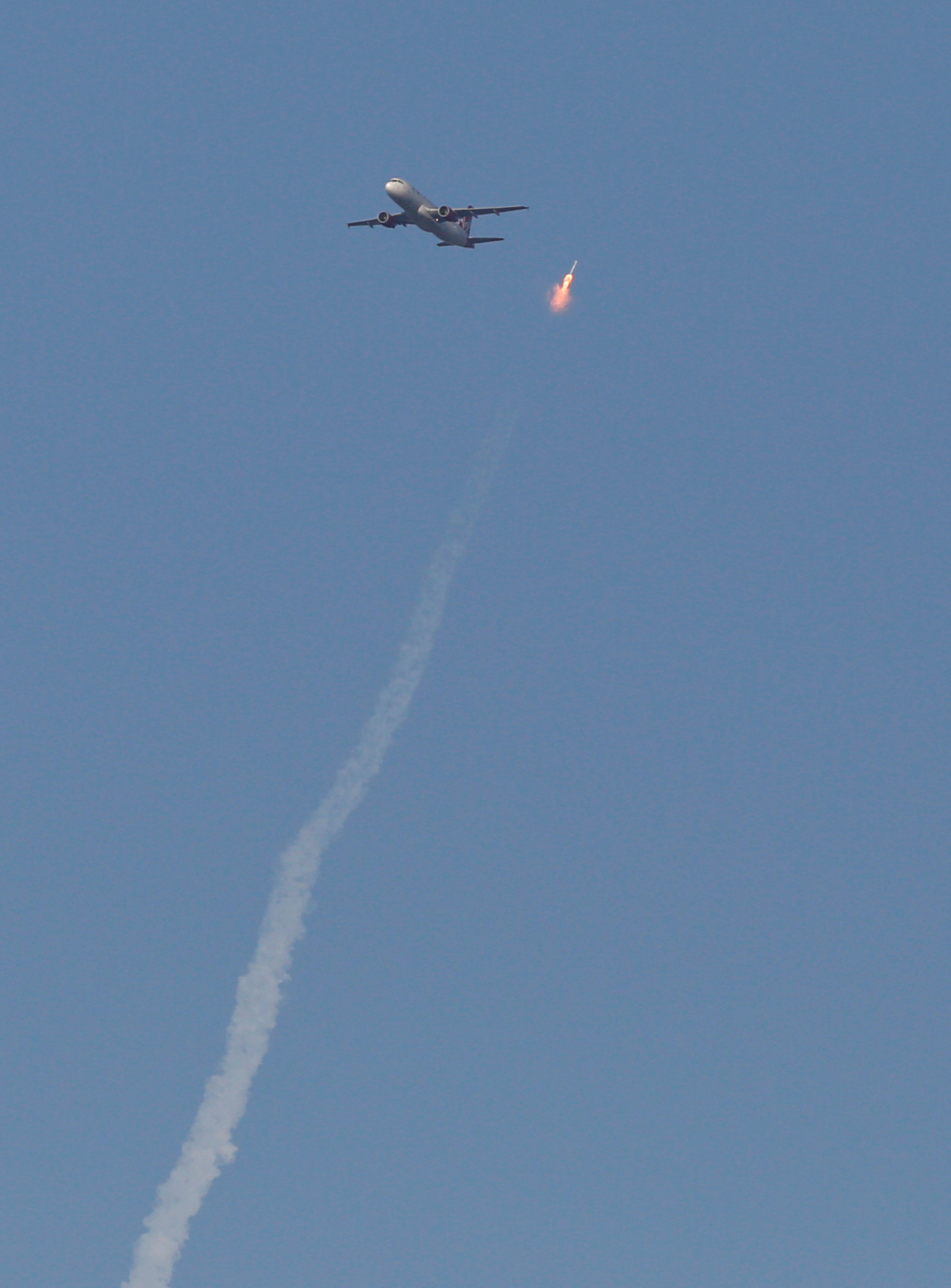 لحظة خطيرة من مرور طائرة ركاب بجوار صاروخ فضاء