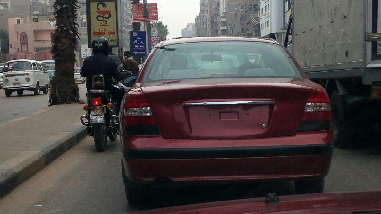 سيارة بدون لوحات معدنية تسير بشوارع فيصل