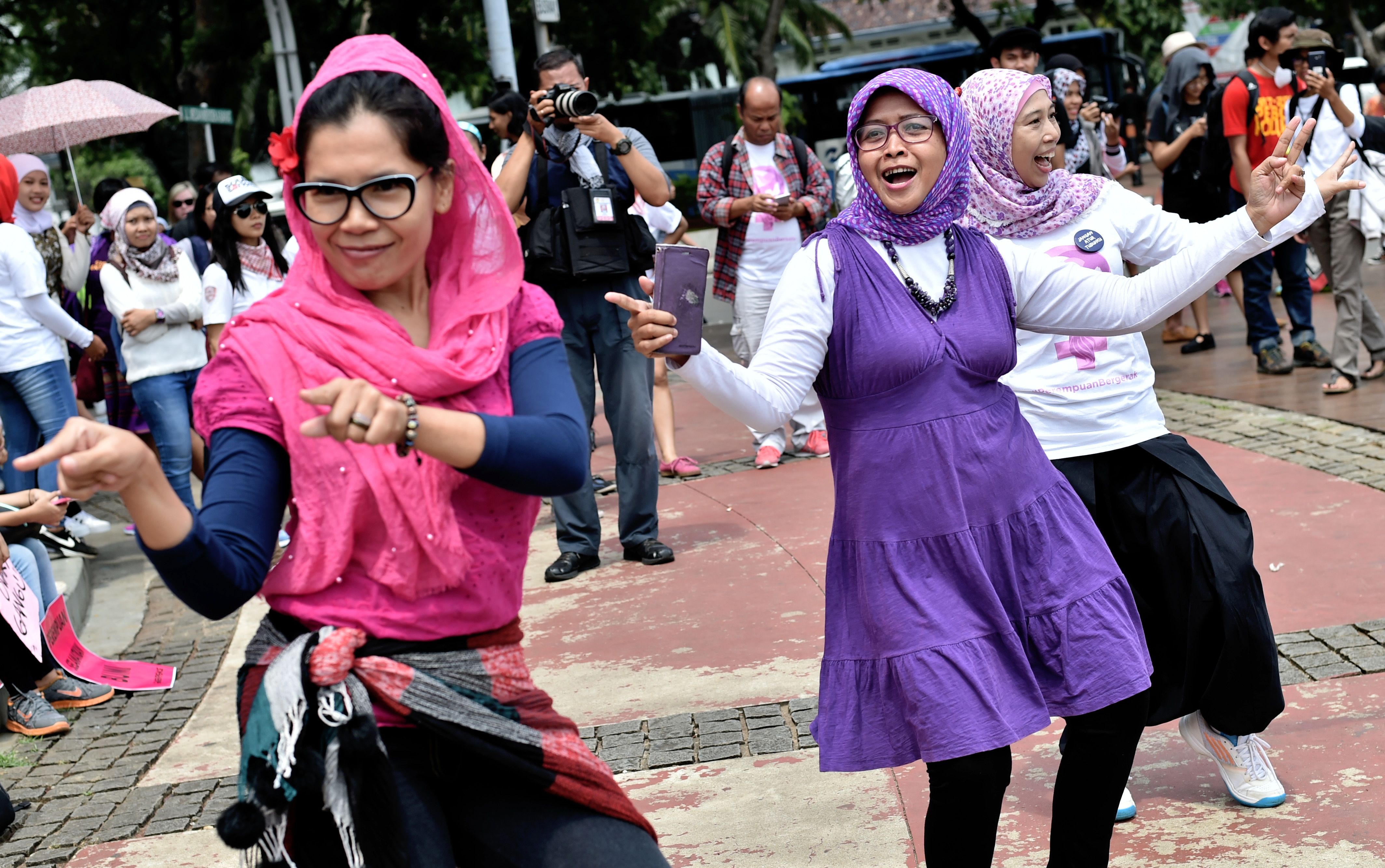 نساء إندونيسيا ترقص خلال الاحتفال باليوم العالمى للمرأة
