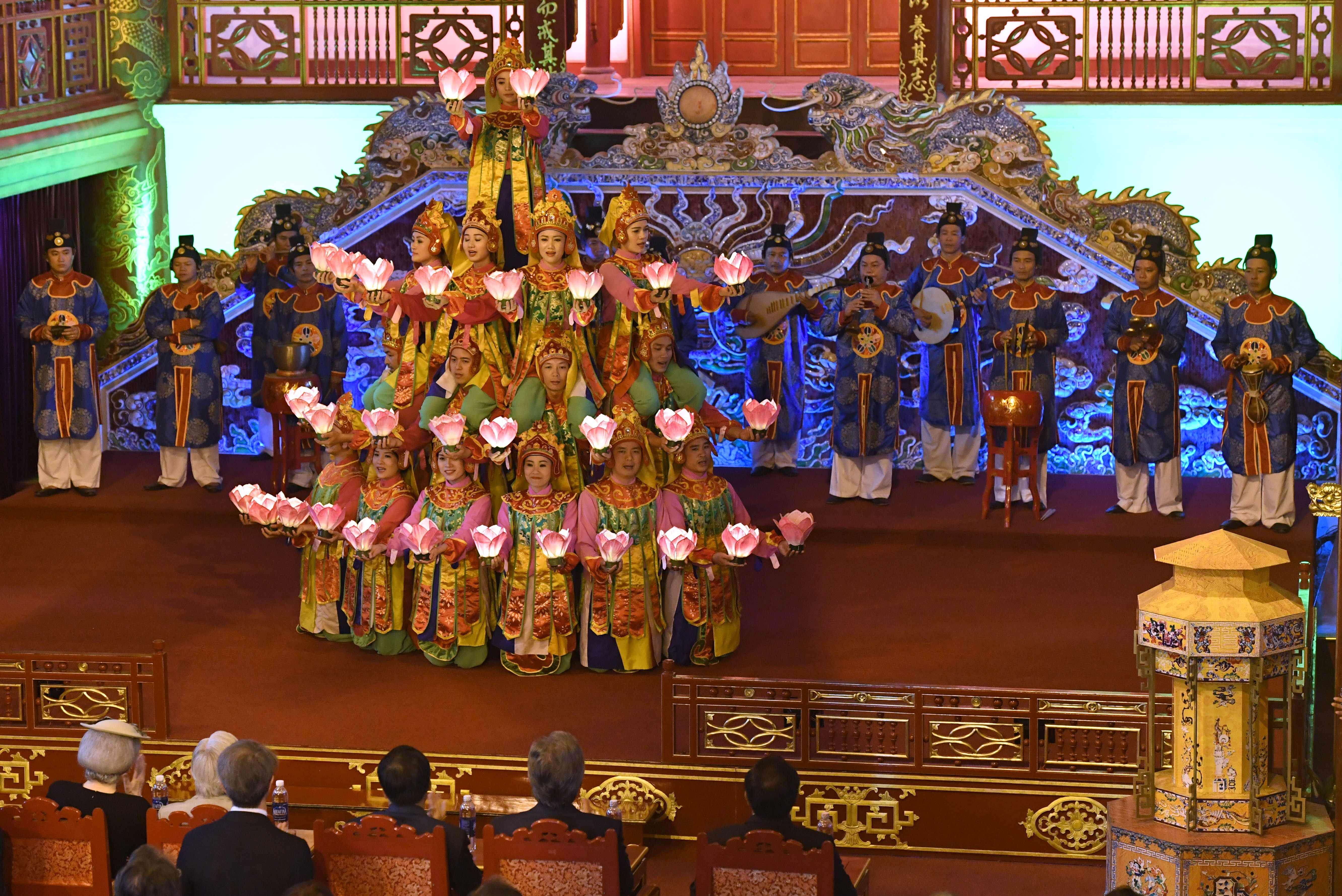 رقصة الملكة خلال زيارة أمبراطور اليابان لمدينة هوى