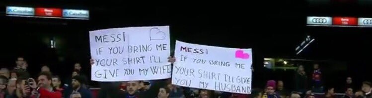 لافتات الزوجين فى مباراة برشلونة