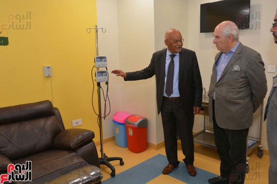             جولة الأمير عباس حلمي بغرف العلاج الكيماوي