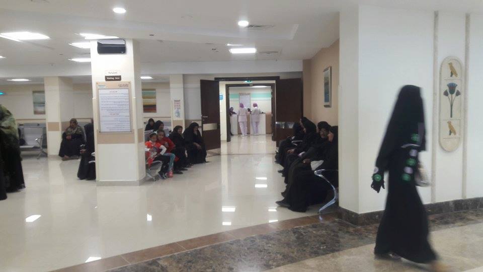 3- السيدات ينتظرن الكشف عليهن خلال فعاليات القافلة 3- السيدات ينتظرن الكشف عليهن خلال فعاليات القافلة