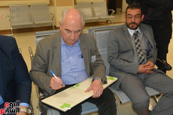             الأمير عباس حلمي يدون برقية تهنئة للمستشفى خلال زيارته