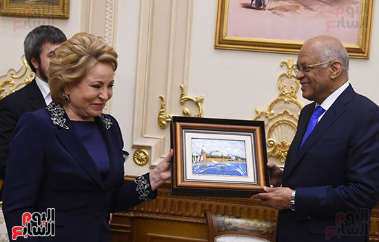 هدية-تذكارية-من-رئيس-البرلمان-لرئيس-الاتحاد-الفيدرالي-الروسي