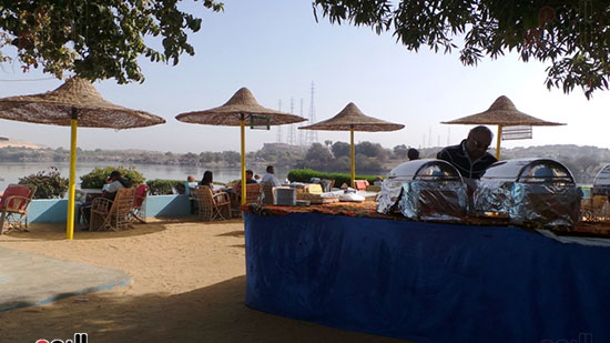 بعض المطاعم المطلة على النيل