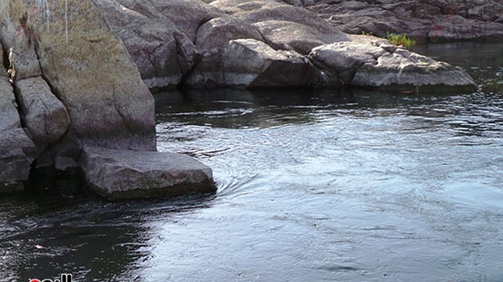مياه النيل تغير مسارها أمام الصخور
