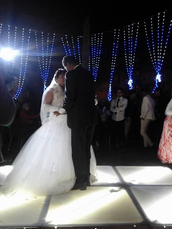 العروسان يؤديان رقصة الـ سلو