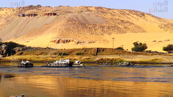 الجبال تضيف اللون الأصفر على مياه النيل