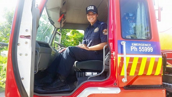 ملكة جمال جزر كوك بسيارة الاطفاء