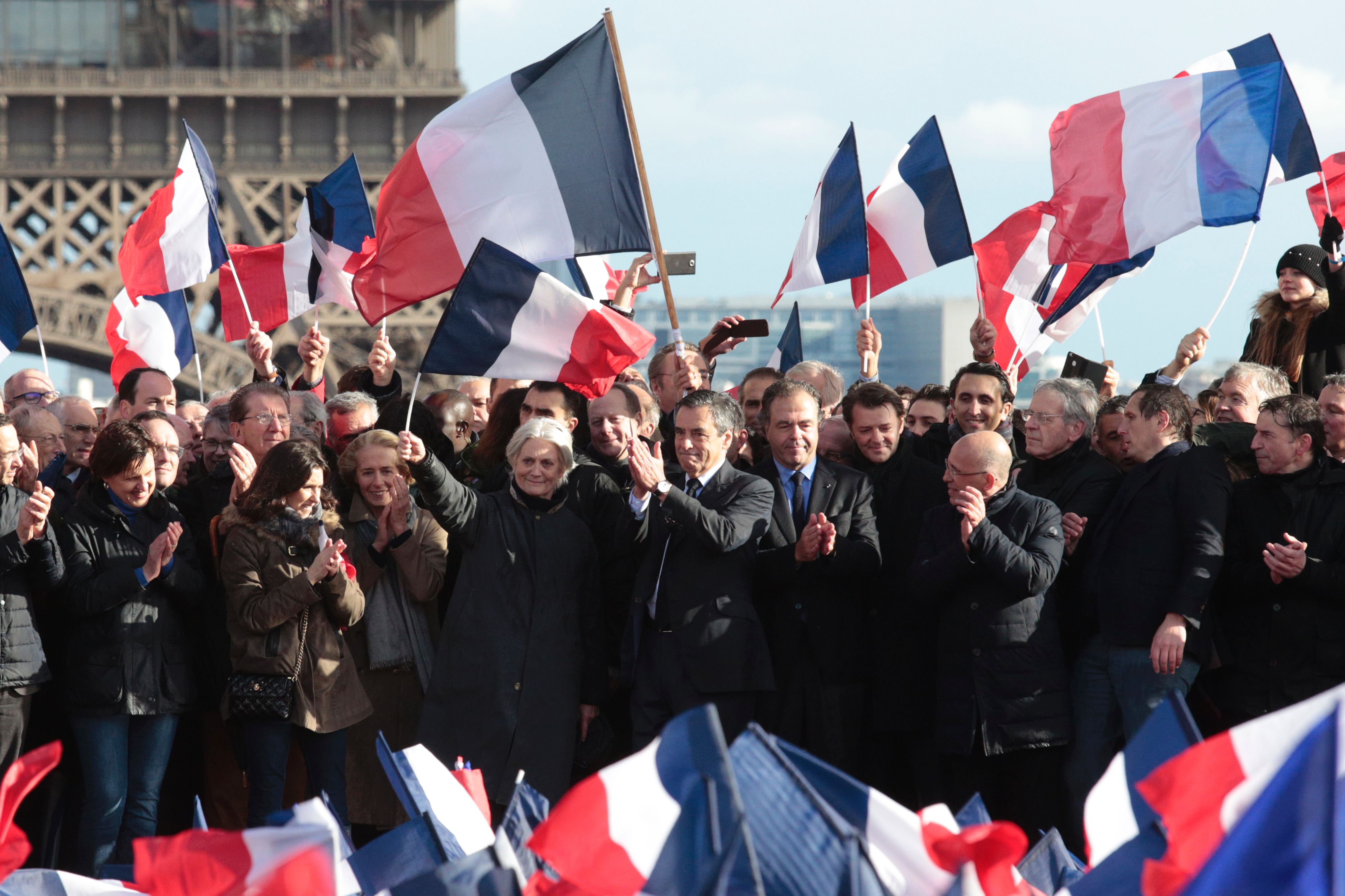      فيون يحشد أنصاره بباريس من أجل البقاء في سباق الرئاسة