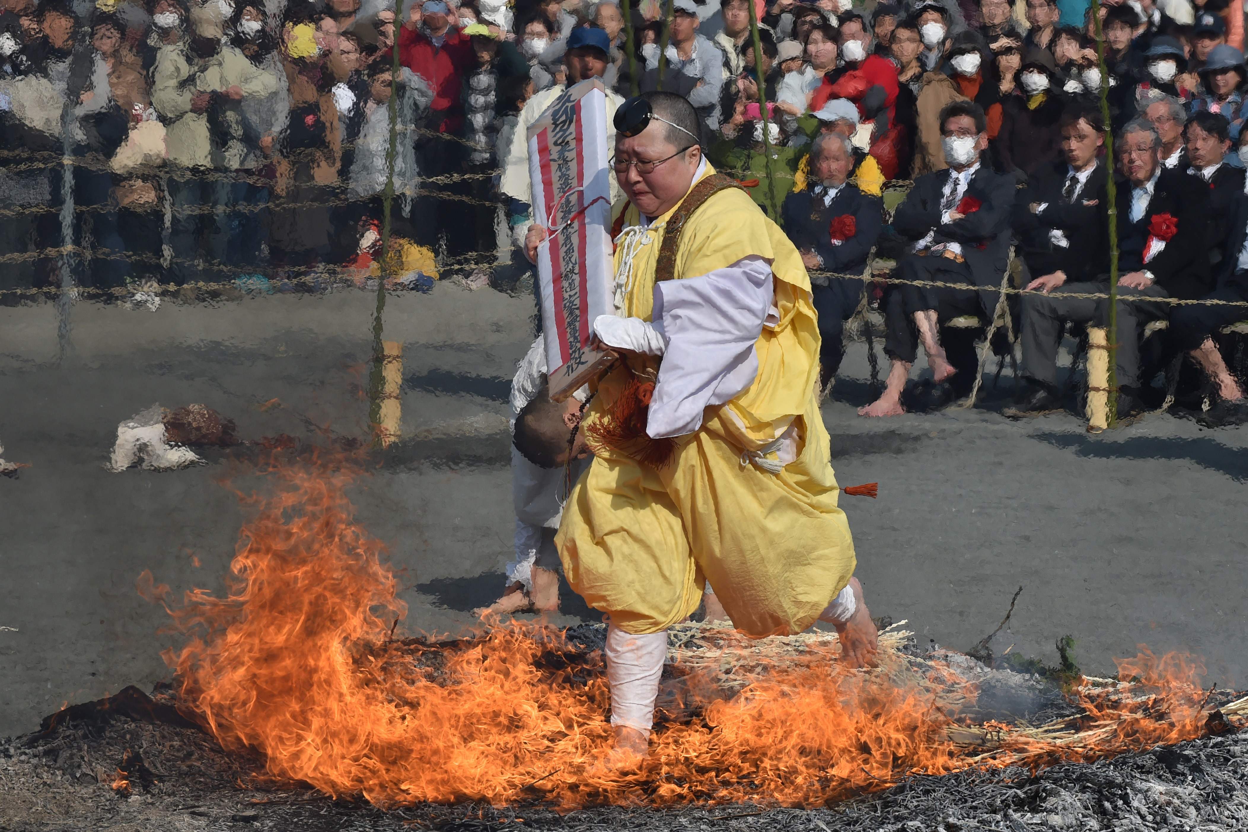 مشارك فى مهرجان النار باليابان