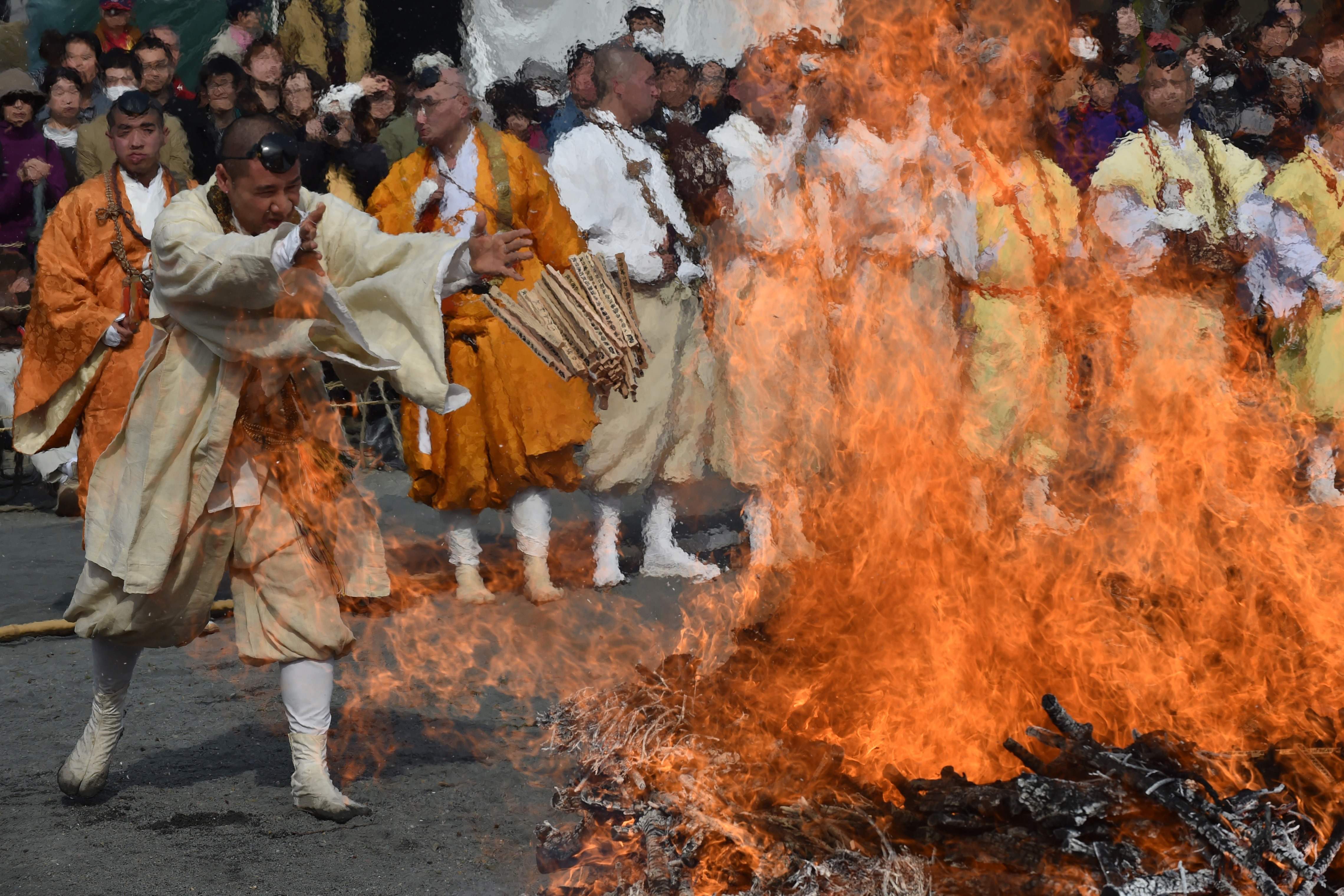 صلاة الرهبان البوذيين أمام النار