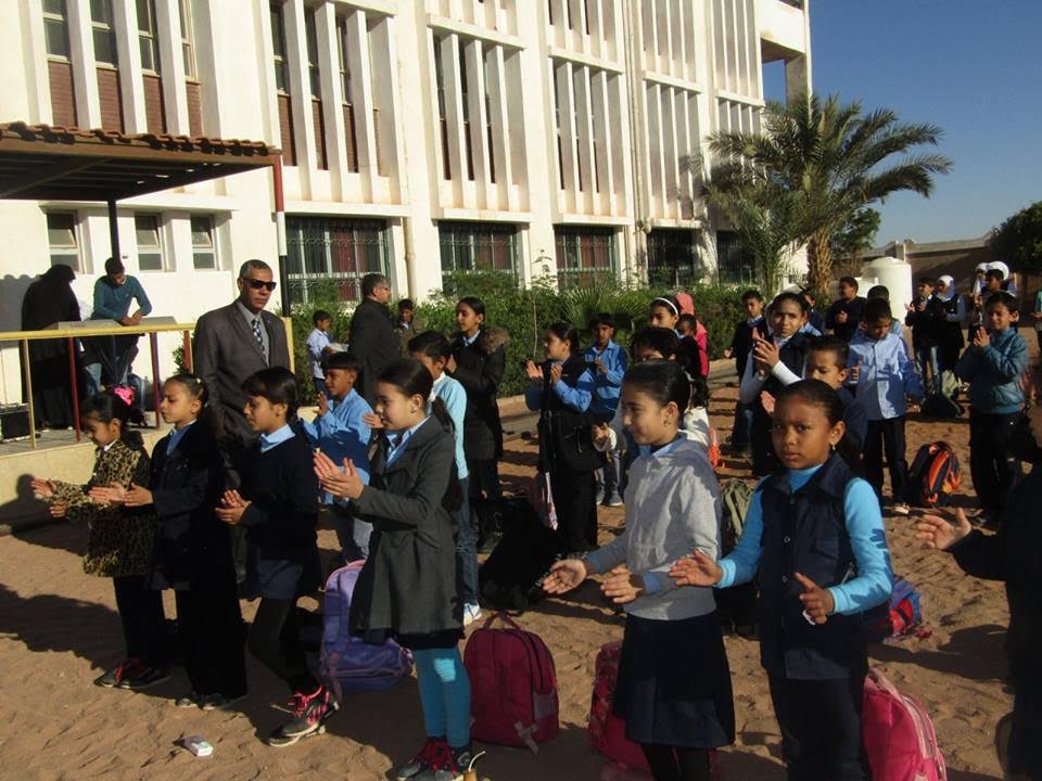 أحمد عبد العظيم رئيس مدينة بأبورديس اثناء زيارة المدرسة