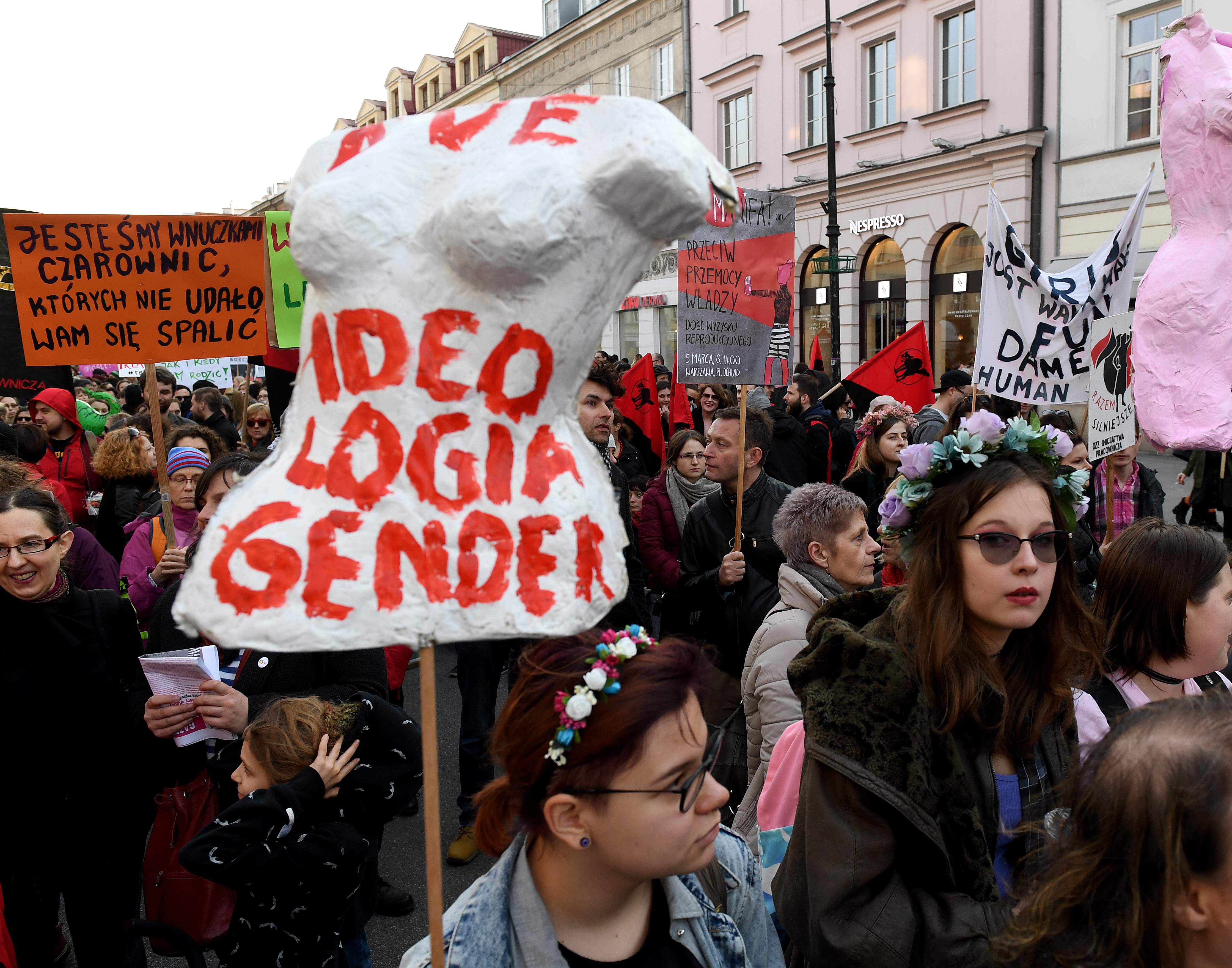      مظاهرات ضخمة فى وارسو للاحتفال باليوم العالمى للمرأة