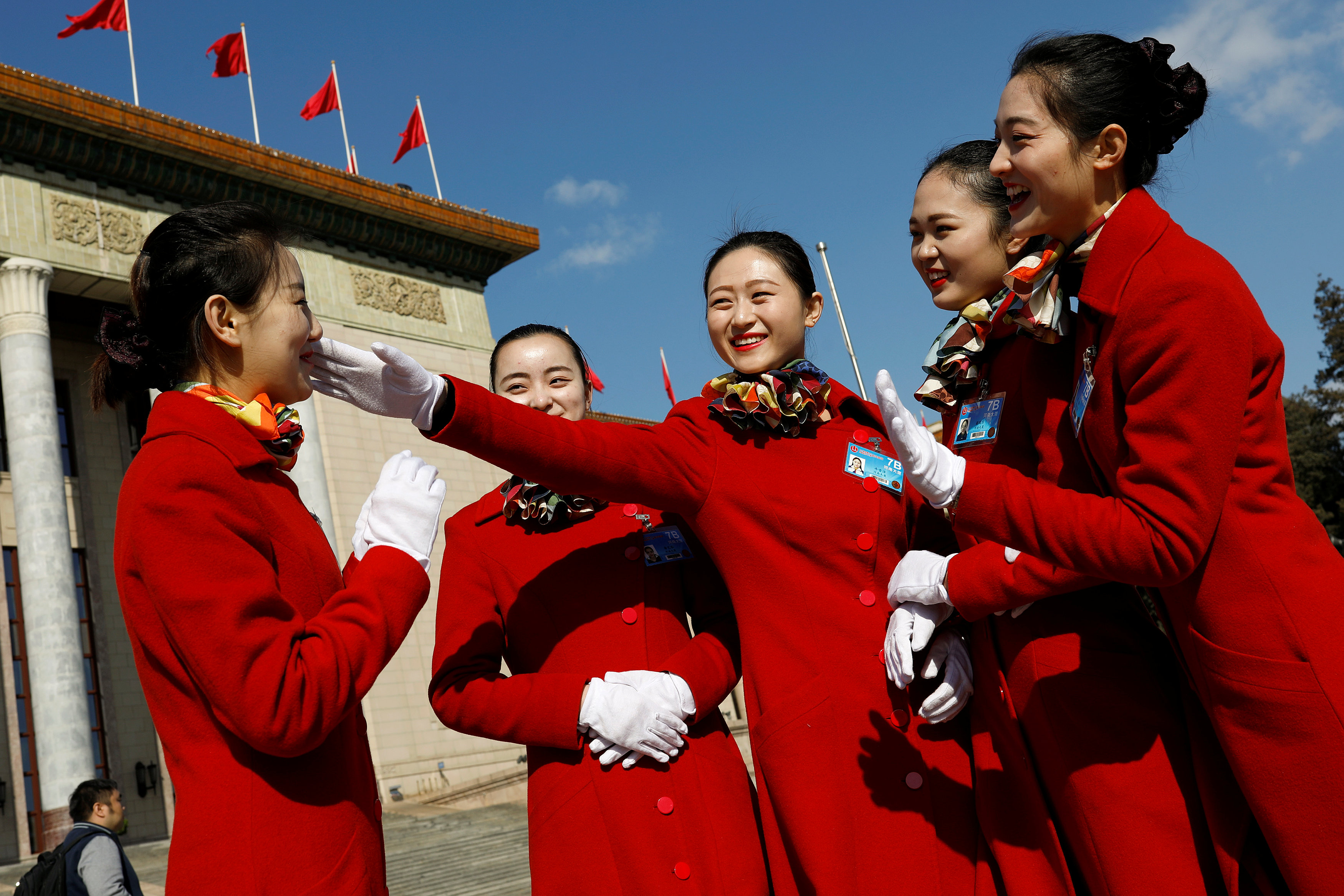 فتيات يشاركن فى احتفالات الجلسة الافتتاحية للبرلمان فى بكين