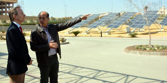 	وزير الدولة الألمانى يتفقد محطة الطاقة الشمسية