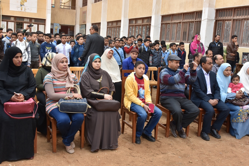 سكرتير عام أسيوط يشهد تكريم أوائل الطلاب بمدرسة ناصر الإعدادية (2)