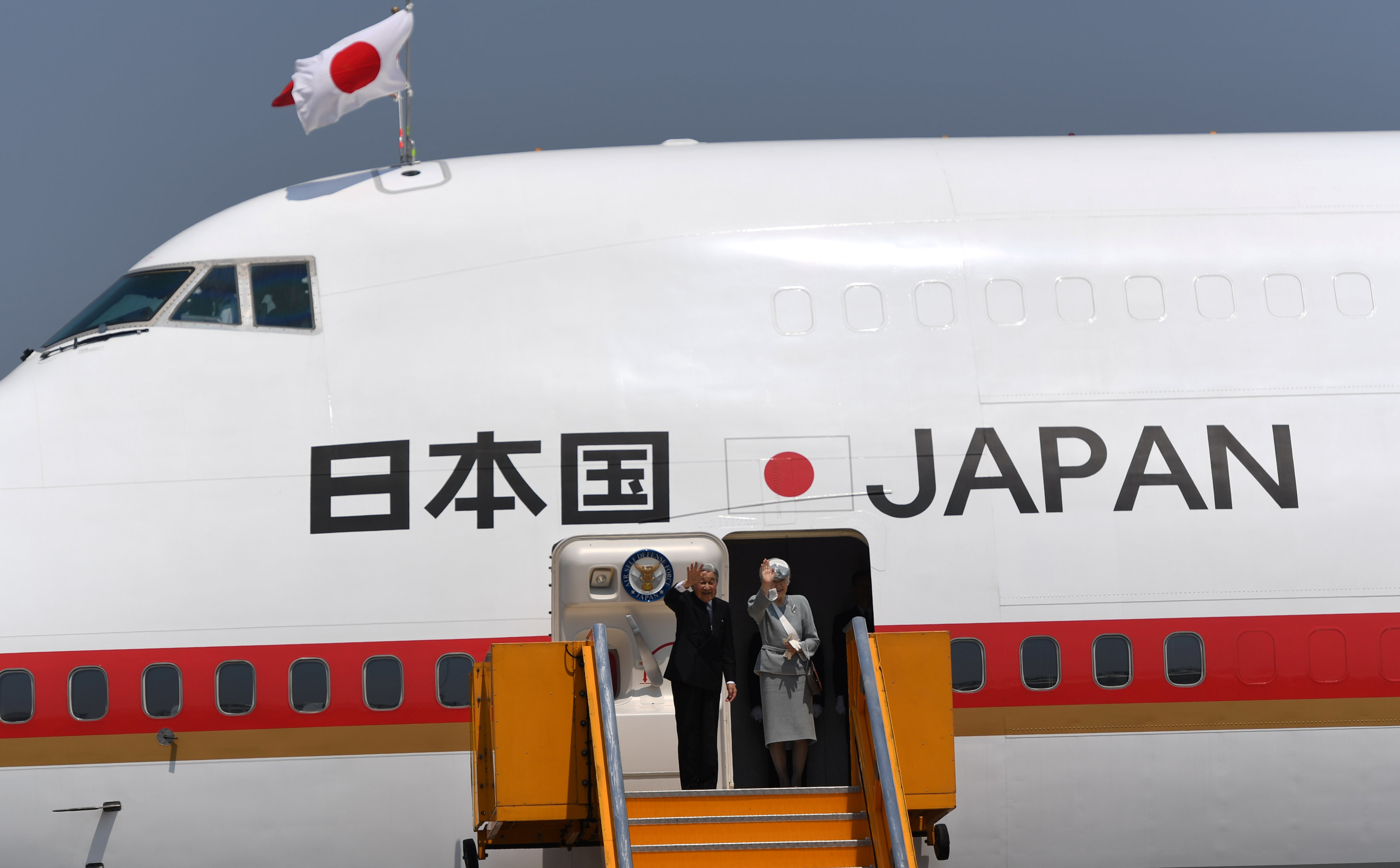 إمبراطور اليابان وزوجته يستقلان الطائرة