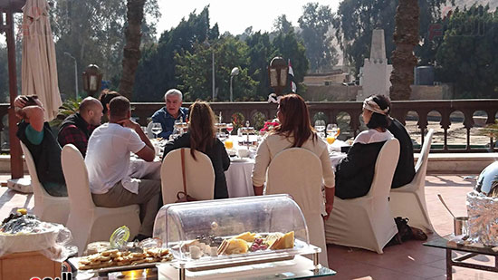 عالم الآثار وويل سميث وأسرته يتناولون الإفطار أمام ساحة أبو الهول