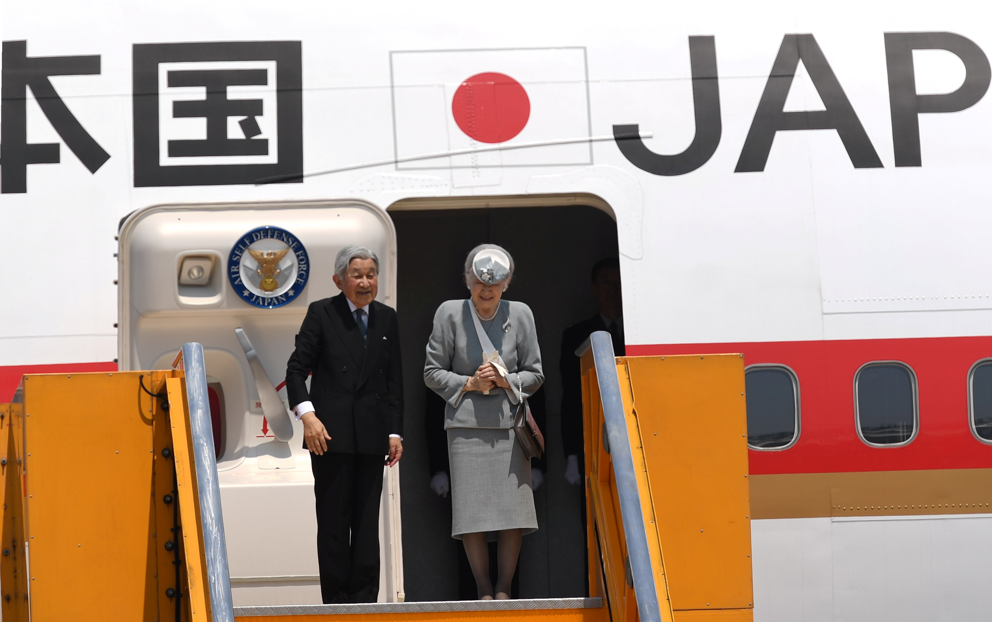 إمبراطور اليابان وزوجته يستقلان الطائرة متجهين إلى تايلاند