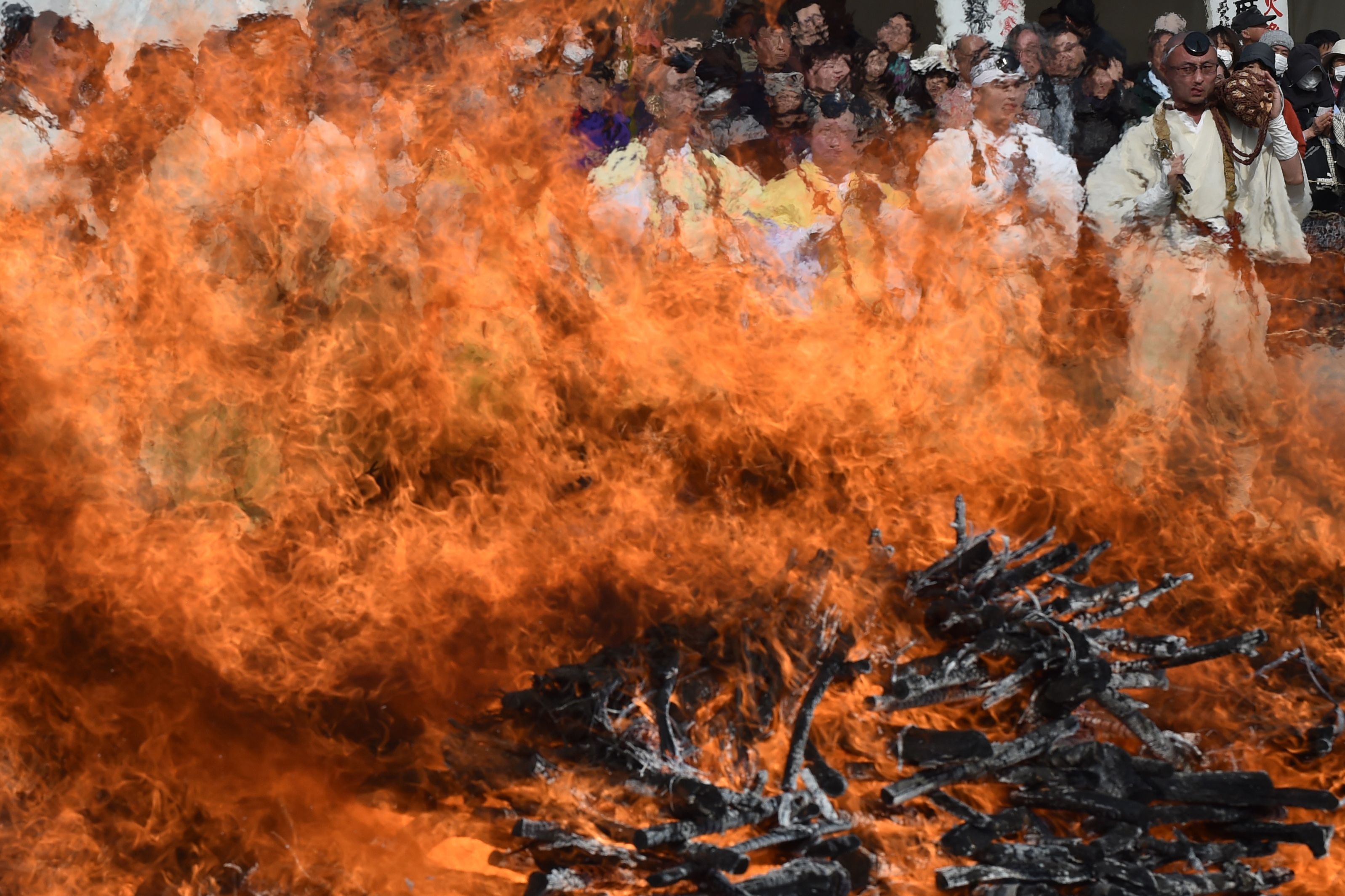 اشعال النيران للمشاركة فى مهرجان النار باليابان