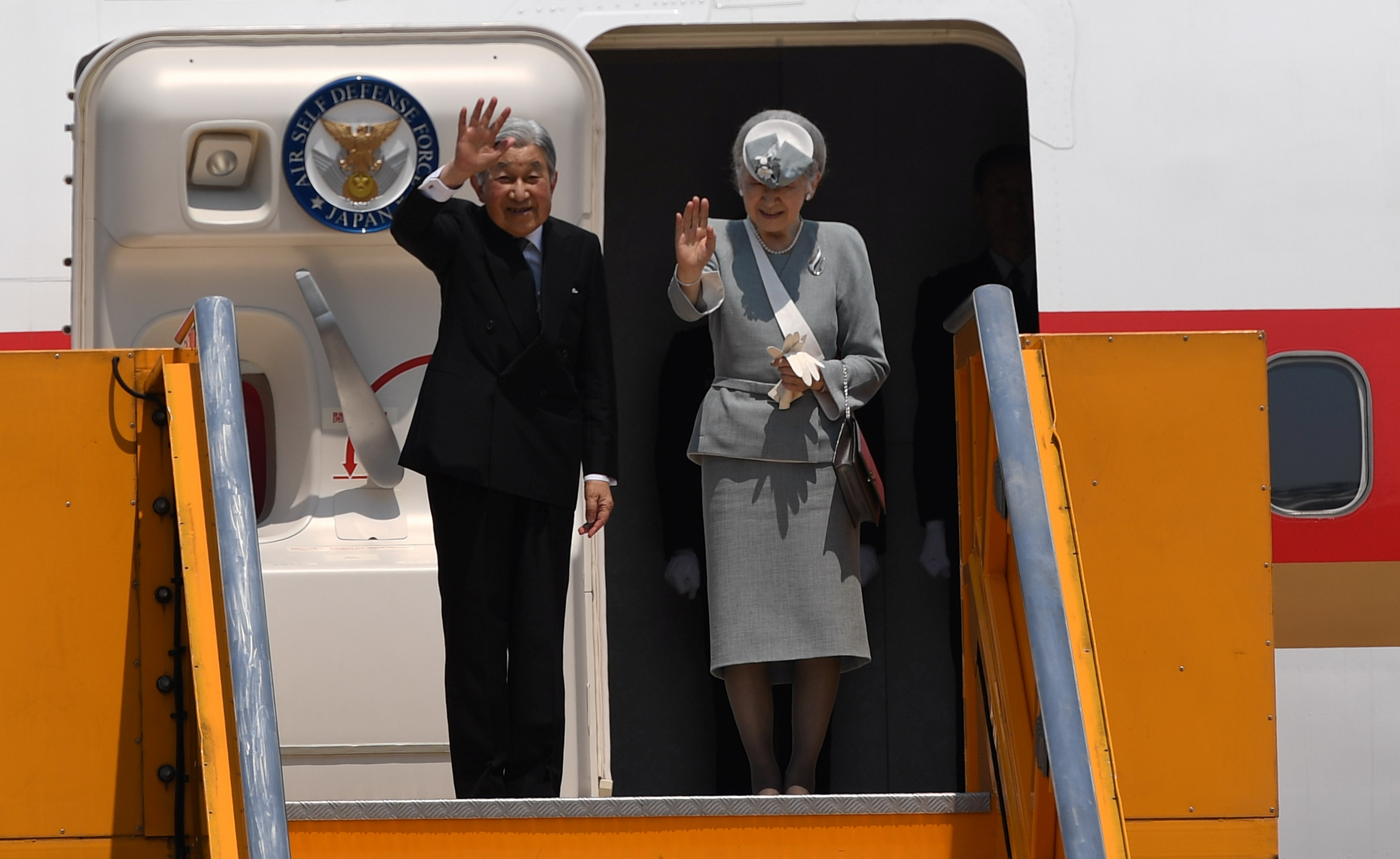 إمبرطوار اليابان وزوجته يستعدان لمغادرة فيتنام
