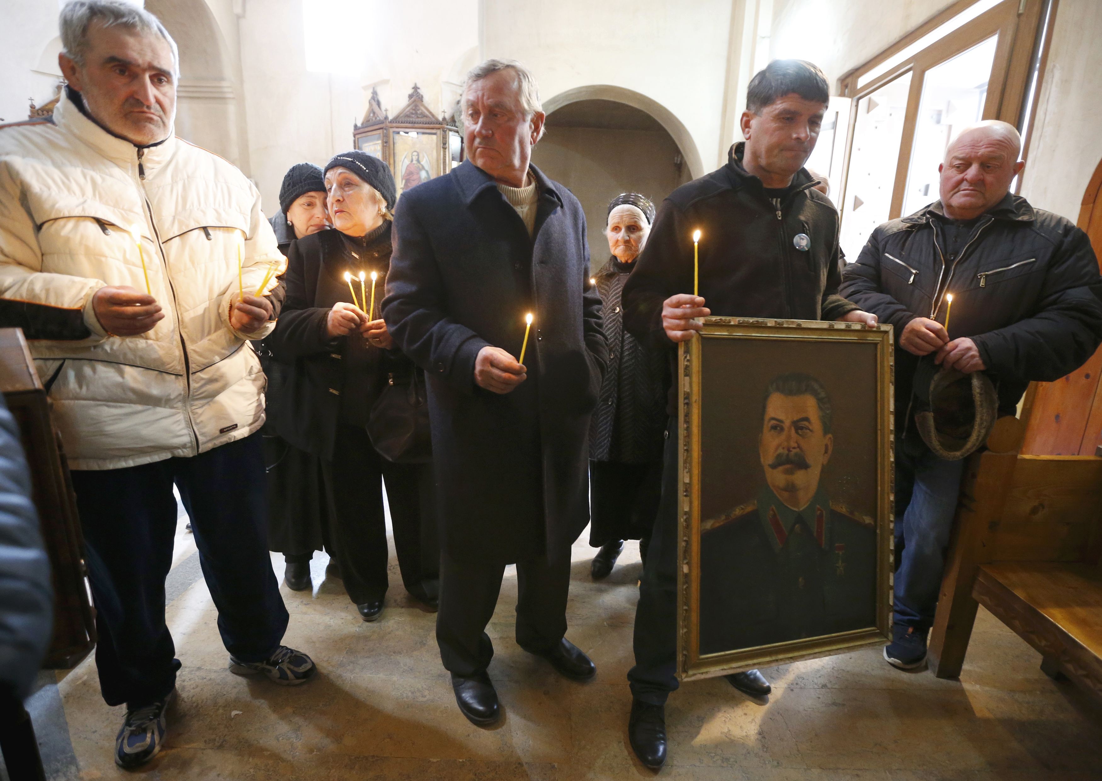 اضاءة الشموع داخل الكنيسة لأحياء ذكرى وفاة الزعيم السوفيتى