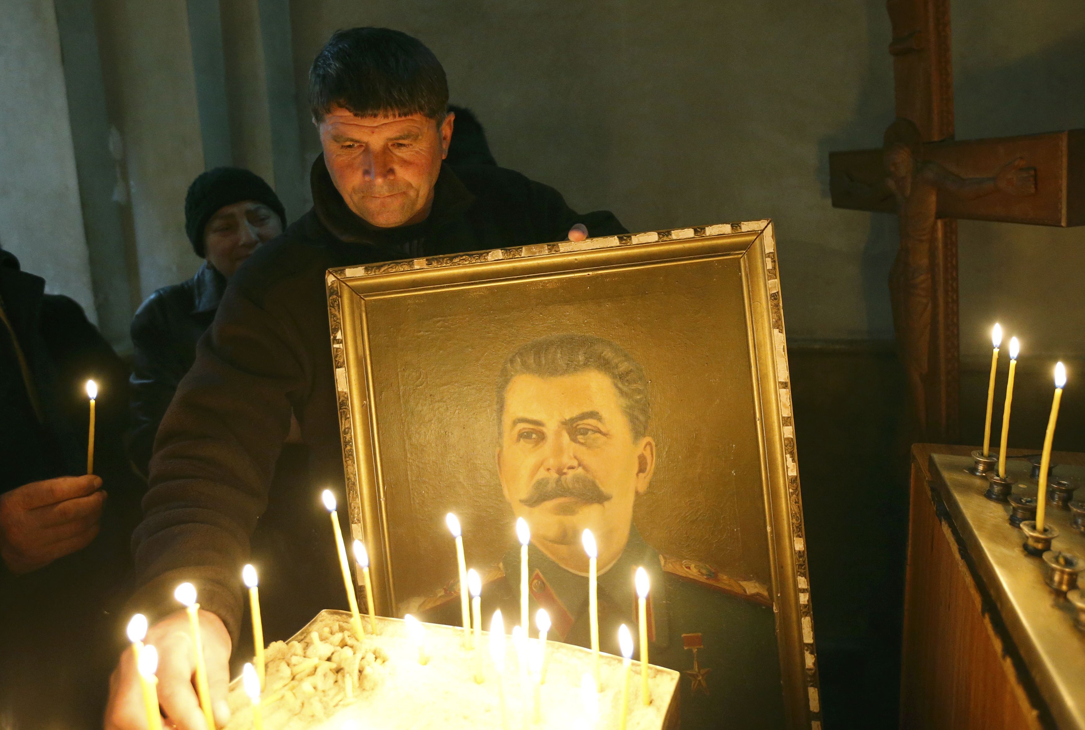 اشعال الشموع لإحياء ذكرى الزعيم السوفيتى